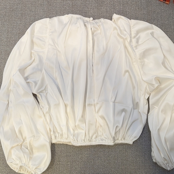 New Petal & Pup Creamy White Cropped  Bishop Long Sleeve Betty Top, size 2 - Picture 5 of 8